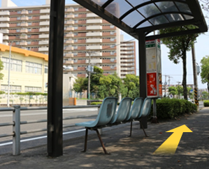 左手に『鴨池しらうめ幼稚園』、右手に『真砂本町公園』の方角に直進します。