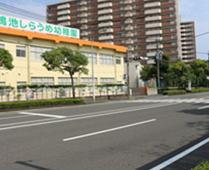 左手に『鴨池しらうめ幼稚園』、右手に『真砂本町公園』の方角に直進します。