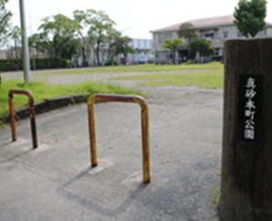 左手に『鴨池しらうめ幼稚園』、右手に『真砂本町公園』の方角に直進します。