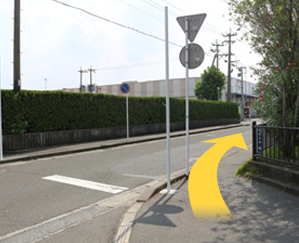 『真砂本町公園』の角を右折します。