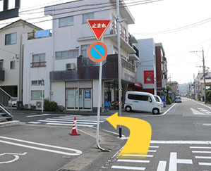 『ニシムタスカイマーケット』（搬入口）の角を左折します。