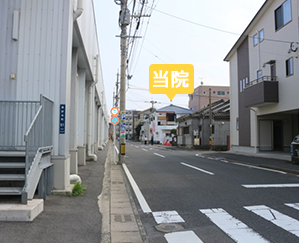 裏手に着きますので、表へお回りください。