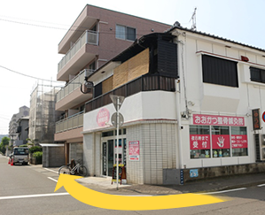 裏手に着きますので、表へお回りください。