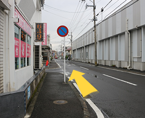 治療院と『ニシムタスカイマーケット』の通りを直進します。