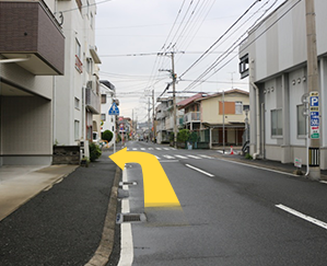 『ニシムタスカイマーケット』（搬入口）角の交差点を左折します。