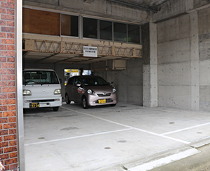 屋根つき駐車場。6台まで停められます。（駐車中の車の前に停めていただいてOKです）